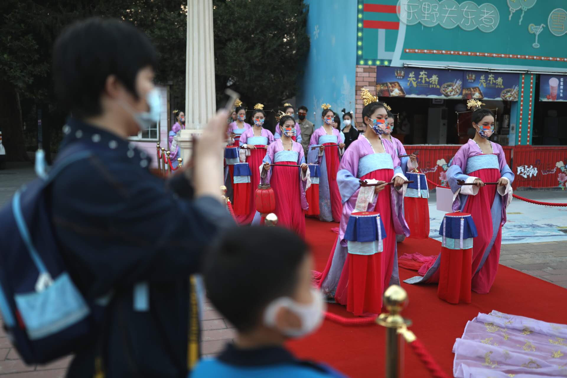 游客在观看“国潮艺术荟”中的汉服表演。新京报记者 浦峰 摄