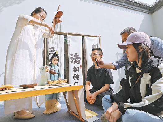 福建宁德非遗文化代表柘荣提线木偶在八大处公园进行了茶艺展示。本报记者吴镝摄